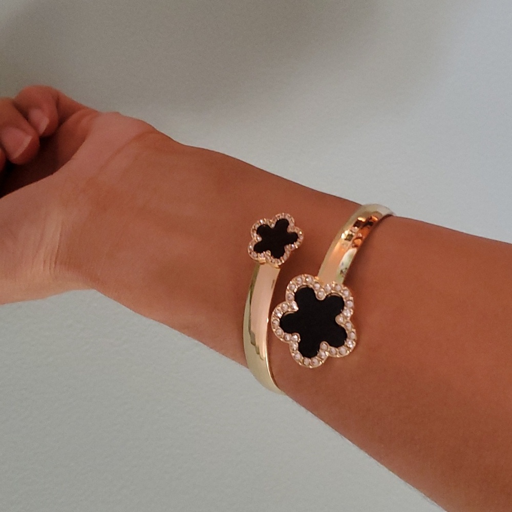 Beautiful V A/C style bracelet
